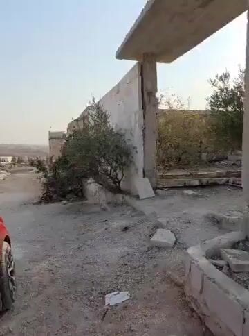 للبيع مزرعة بالمنصورة مساحة ٤٥٠ متر مسيجة فيها بناء اربع غرف وصالونين