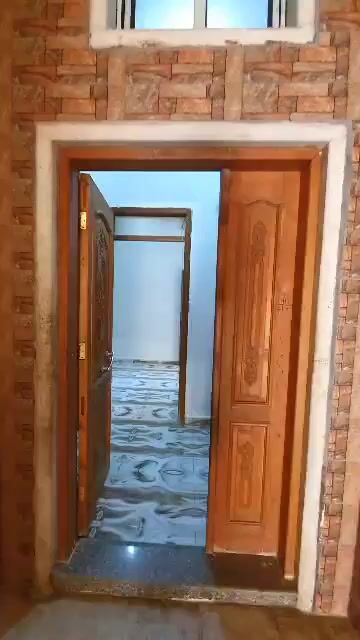 للبيع شقة 130م طابق ارضي  3 غرف وصالون/وسط مدينة سرمدا جانب السوق 