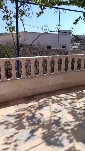 للبيع بيت عربي 300م+جناين وبناء 135م/ اربع غرف/الدانا جانب جامع الفتح