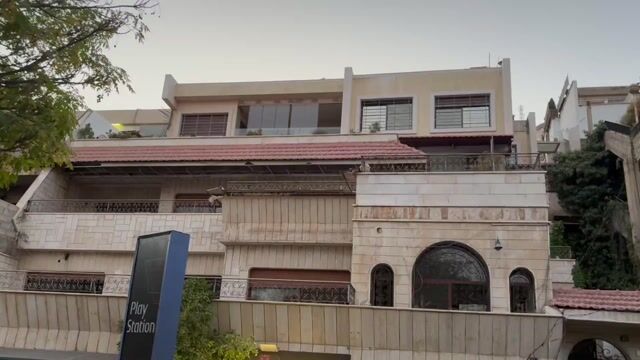 تراس طابقين بمساحة ٤٠٠ م