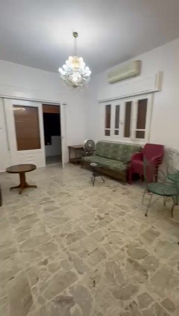 للايجار قرب فندق السفير شقة مفروشة مع طاقه شمسيه للكهرباء 